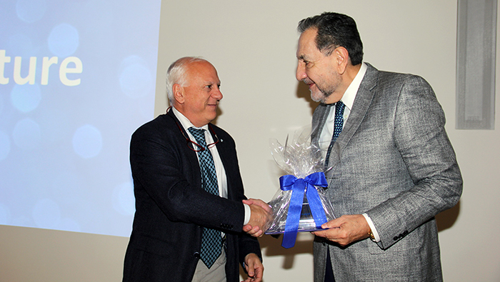Dr. Nicolas Bazan receiving DZNE award